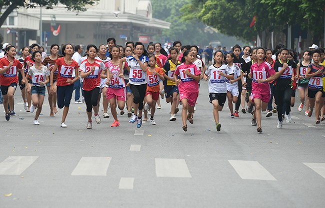 More than 1,300 people join 42nd New Hanoi Newspaper Run - ảnh 2